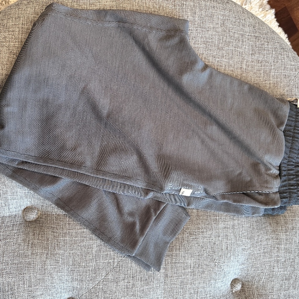 Vuori womens jogger in gray